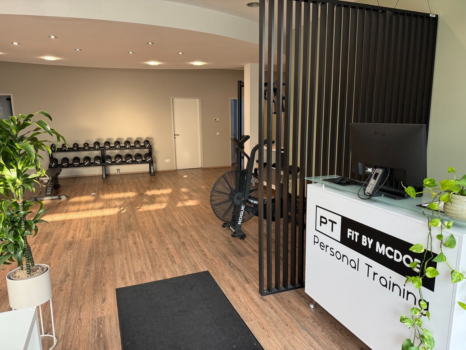 Heller Trainingsraum von Fit By McDoe in Landshut mit Hantelbereich und Empfang